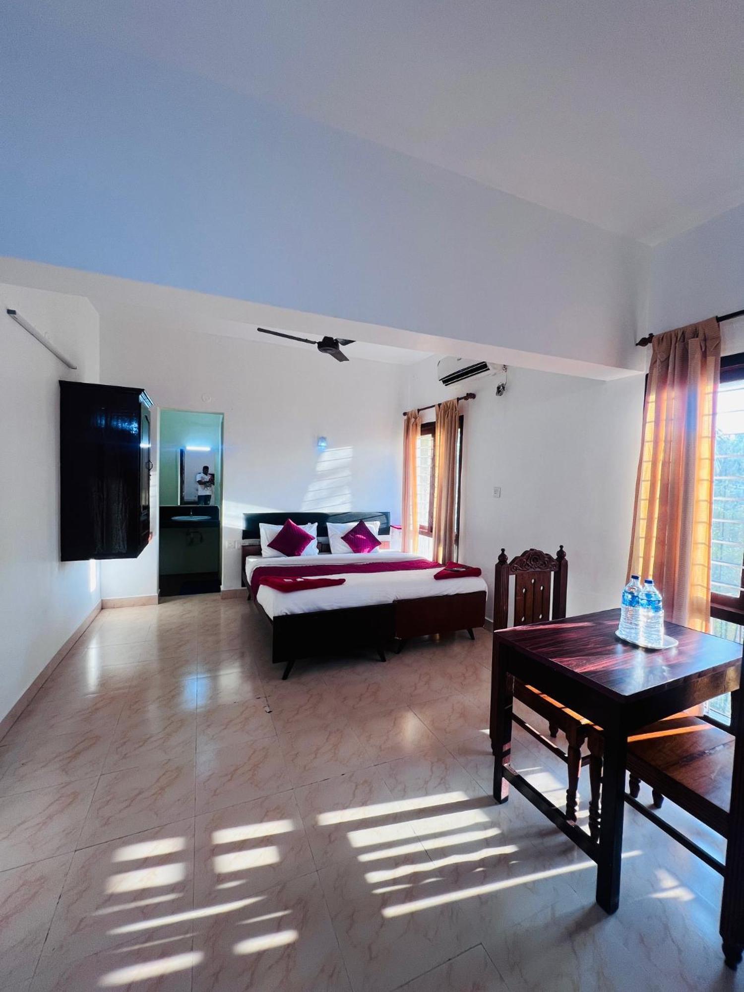 Hotel Sunday - Townhouse Club Airport Trivandrum Thiruvananthapuram Exterior foto
