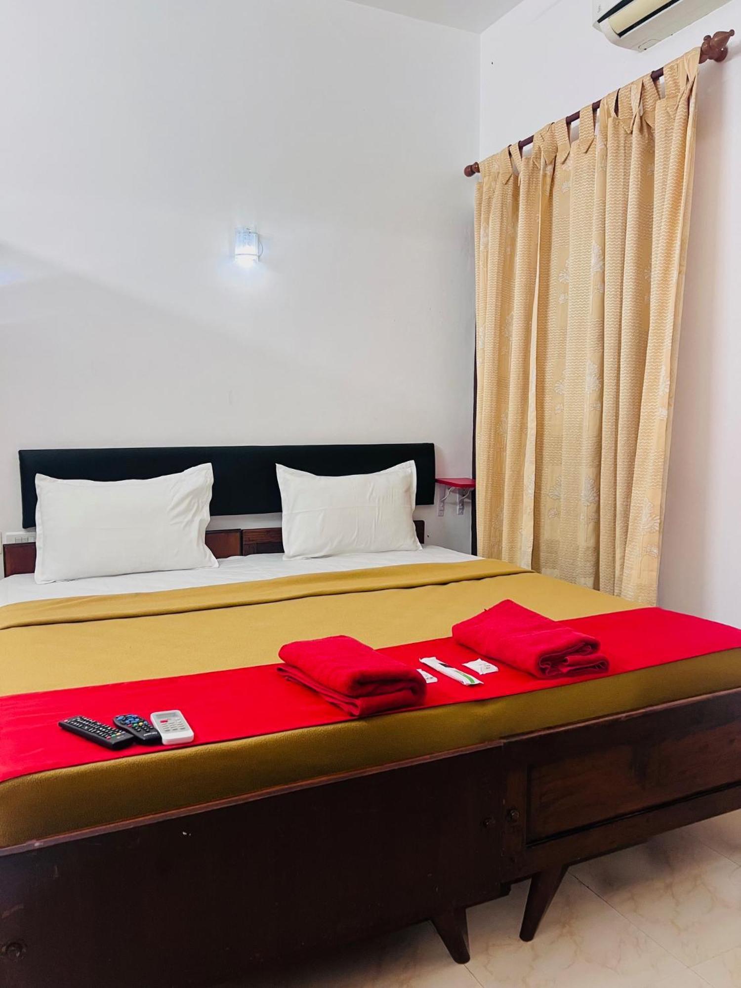 Hotel Sunday - Townhouse Club Airport Trivandrum Thiruvananthapuram Exterior foto